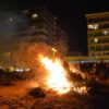 Winterknetters: kerstboomverbranding aan zee